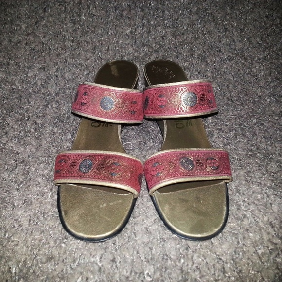 SALVATORE FERRAGAMO-Embossed-Red & Gold Wedges - Picture 3 of 4